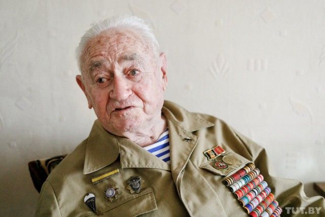 90-летний ветеран-десантник поделился деталями о секретном задании под Кенигсбергом (9 фото) 90-летний ветеран-десантник поделился деталями о секретном задании под Кенигсбергом (9 фото)