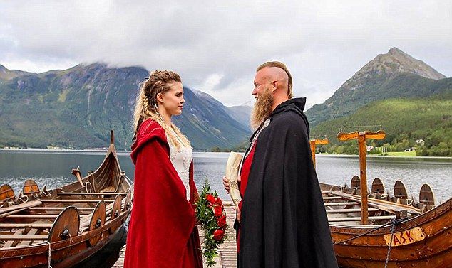 Норвежская пара сыграла свадьбу в стиле викингов (15 фото)