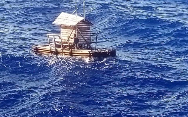 19-летний рыбак 49 дней дрейфовал на плоту в океане (3 фото)