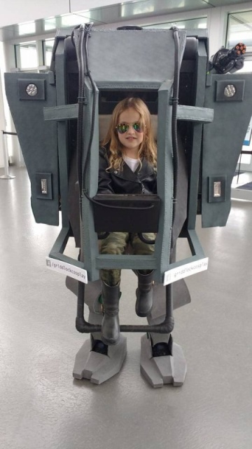 Отец собрал крутой костюм в виде робота для своей дочки (22 фото)