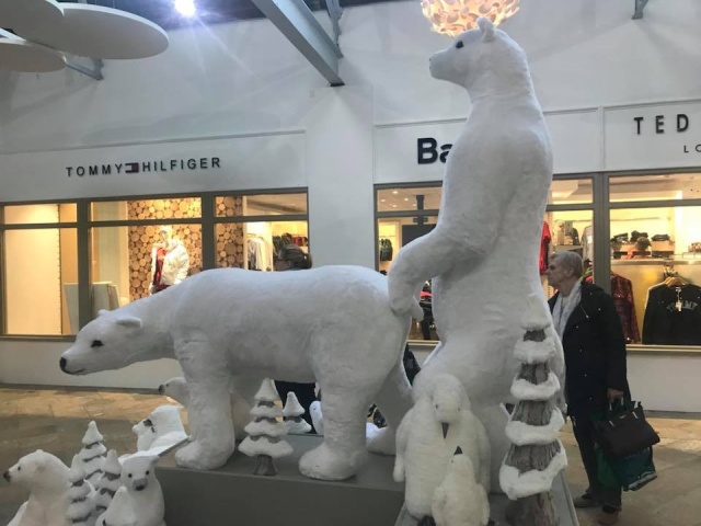 Необычная рождественская инсталляция в торговом центре на острове Мэн (4 фото)