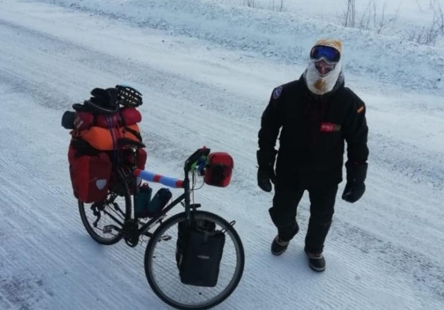 Местные жители обнаружили замерзающего испанского туриста, который ехал на Байкал на велосипеде (4 фото)