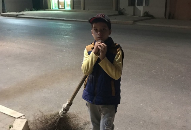 Мэр Дербента подарил квартиру семье мальчика, который перед школой помогал маме убирать улицы (5 фото)