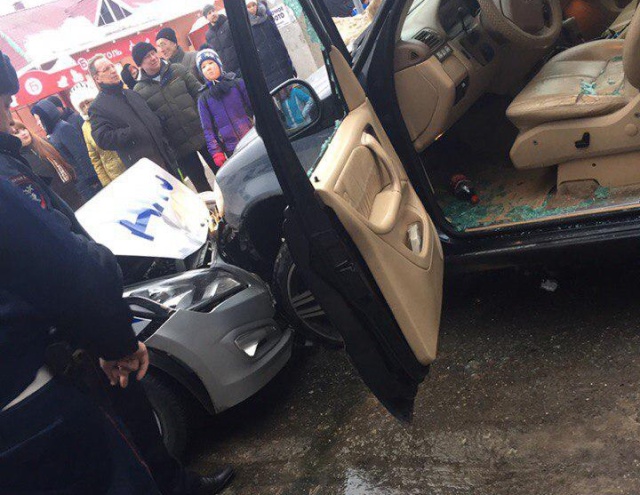 Неадекватный водитель протаранил 20 автомобилей, пытаясь уйти от полицейской погони в Подмосковье (8 фото)