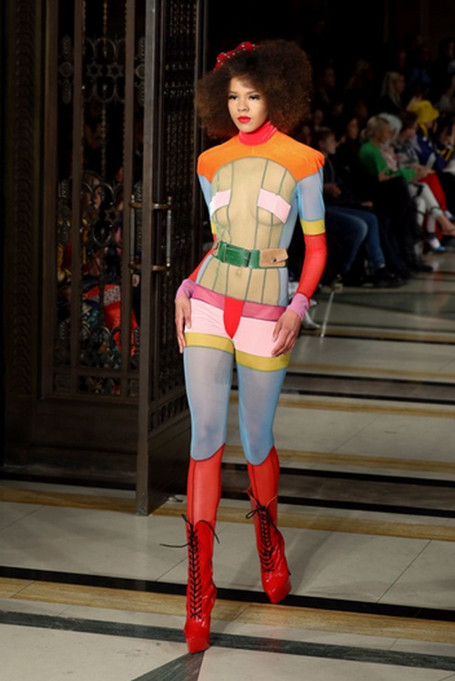 Откровенные наряды от британской "бунтарки" мира моды Пэм Хогг (19 фото)