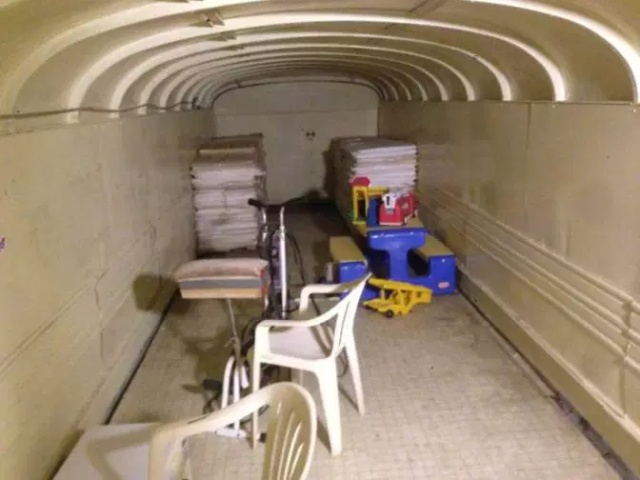 Подземное убежище, созданное из 42 школьных автобусов (19 фото)