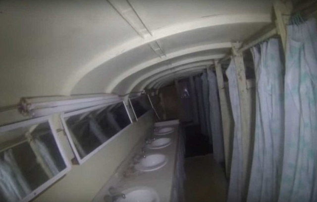 Подземное убежище, созданное из 42 школьных автобусов (19 фото)
