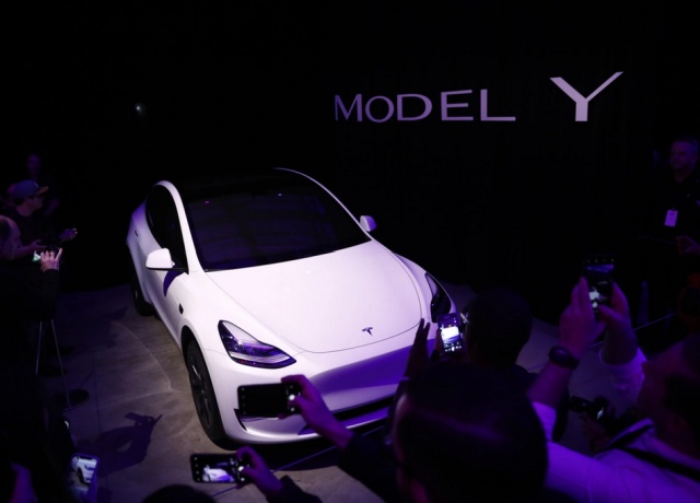 Tesla представила компактный электрический кроссовер Model Y (13 фото)