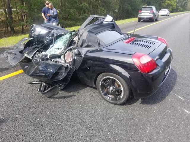 Водитель кабриолета чудом выжил и не пострадал после аварии с грузовиком (9 фото)