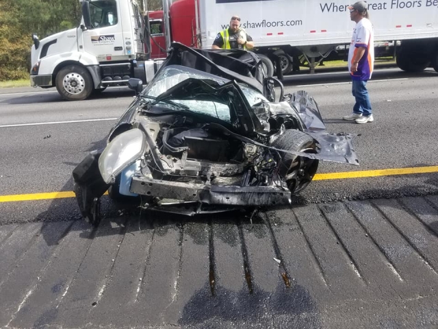 Водитель кабриолета чудом выжил и не пострадал после аварии с грузовиком (9 фото)