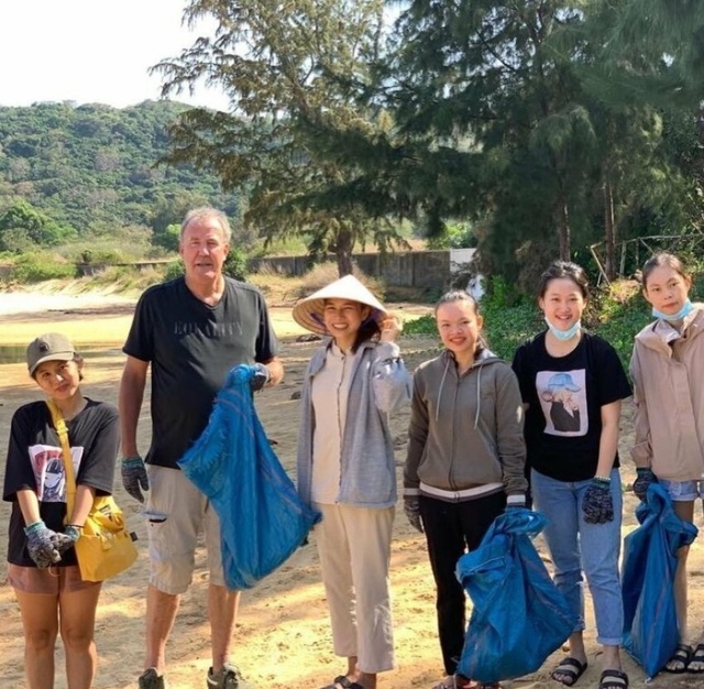 Джереми Кларксон помог с уборкой мусора на пляже во Вьетнаме (3 фото)