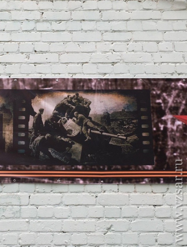 Необычный плакат ко Дню Победы на общежитии вуза в Саратове (7 фото)