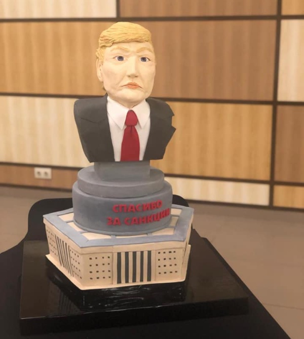 Журналисты ГТРК "Крым" съели торт в виде головы Дональда Трампа (3 фото)