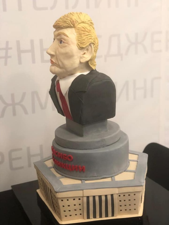 Журналисты ГТРК "Крым" съели торт в виде головы Дональда Трампа (3 фото)