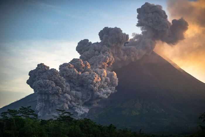 Красивые извержения вулканов 2023