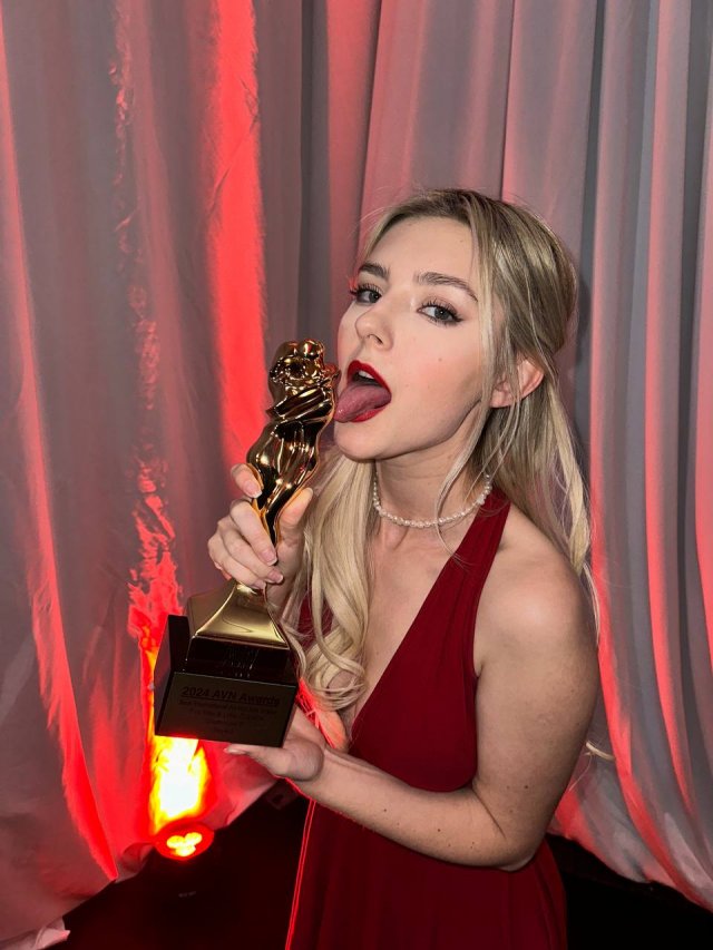 Ева Эльфи (Eva Elfie) завоевала премию AVN - "порно-Оскар"
